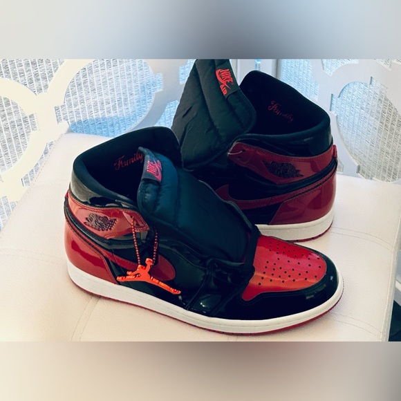 NEW Nike Air Jordan 1 Retro High Tops Sneakers Basketball Size 8 Black Red main image 15